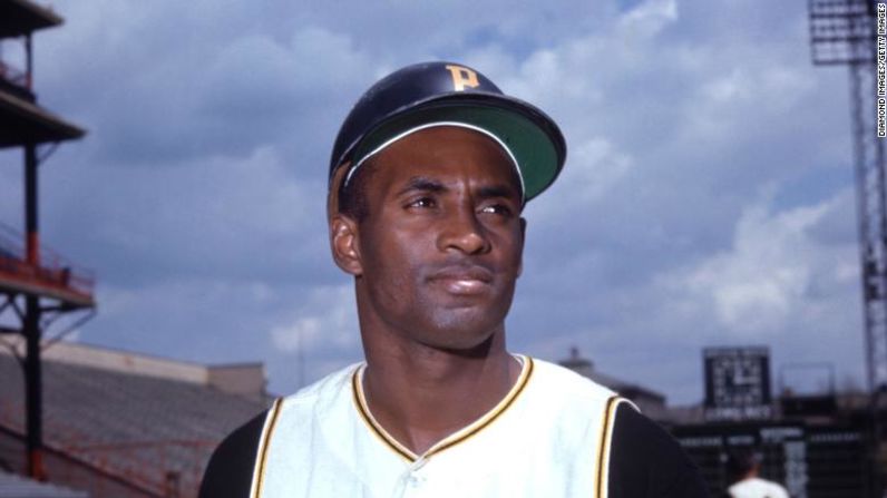 La leyenda del béisbol puertorriqueño Roberto Clemente, de 38 años, murió en diciembre de 1972 cuando un avión que transportaba ayuda por un terremoto en Nicaragua se estrelló frente a la costa de San Juan, Puerto Rico. Otras cuatro personas a bordo murieron. Durante su tiempo con los Piratas de Pittsburgh, ganó una docena de guantes de oro, apareció en una docena de juegos All-Star y fue MVP de la Liga Nacional en 1966 y MVP de la Serie Mundial de 1971.