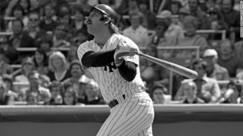 Thurman Munson, el receptor y capitán del equipo de los Yankees de Nueva York, murió en agosto de 1979 mientras practicaba despegues y aterrizajes en su nuevo avión Cessna Citation en el aeropuerto de Akron-Canton, Ohio. Tenía 32 años.