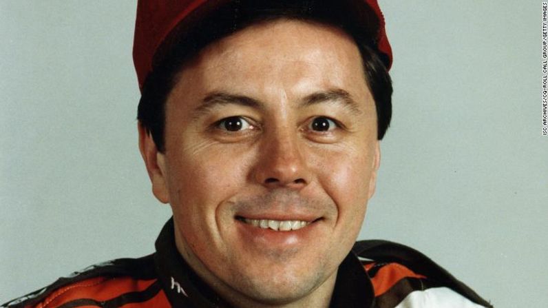 Alan Kulwicki, nombrado uno de los 50 mejores pilotos de NASCAR, murió en un accidente aéreo en abril de 1993 cuando tenía 38 años. Otras tres personas en el avión murieron. Kulwicki, un ingeniero mecánico de Wisconsin, fue nombrado Novato del Año de NASCAR en 1986 y ganó el Campeonato de Pilotos de la Copa NASCAR en 1992.