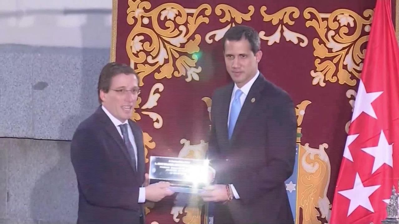 CNNE 766511 - guaido recibe la llave de madrid