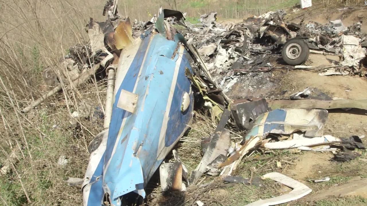 CNNE 766664 - video muestra como quedo el helicoptero de kobe bryant