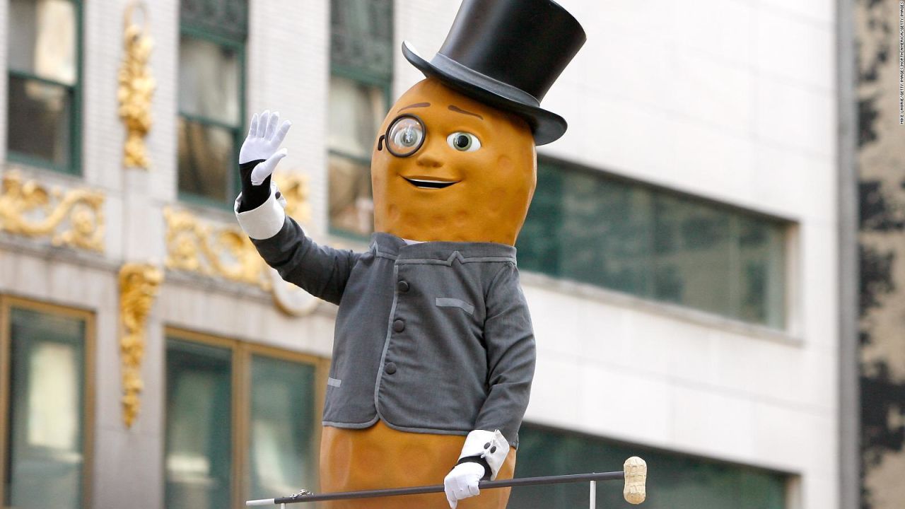 CNNE 766672 - planters detiene campana publicitaria de mr- peanut