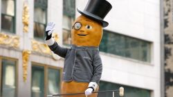 CNNE 766672 - planters detiene campana publicitaria de mr- peanut