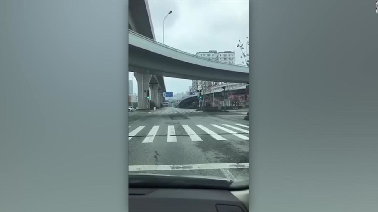 CNNE 767241 - familia en wuhan filma las calles vacias de la ciudad