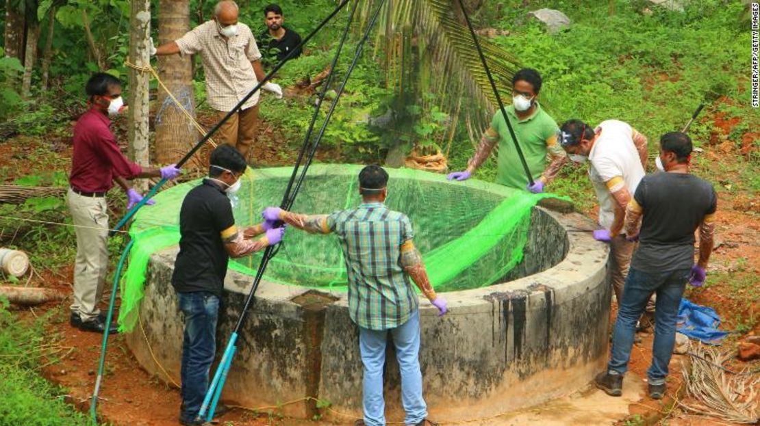 Autoridades inspeccionan un pozo para atrapar murciélagos en Changaroth en Kozhikode, en el estado indio de Kerala, el 21 de mayo de 2018, durante un brote del mortal virus de Nipah, portado principalmente por murciélagos de la fruta.