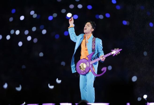 2007 - Prince salió vestido con traje azul e interpretó "Purple Rain", con la simbólica guitarra púrpura en la mano, en medio de una tormenta torrencial.