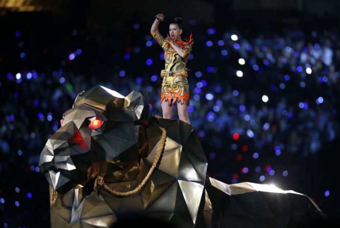 2015 - La moda volvió a ser el centro de atención en el Super Bowl cuando Katy Perry usó cuatro trajes de Jeremy Scott en el escenario.