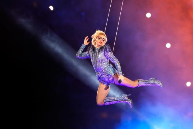 2017 - Lady Gaga comenzó con "God Bless America" y "This Land Is Your Land" antes de bajar al estadio desde el aire sujeta con cables para cantar, bailar y tocar el piano.