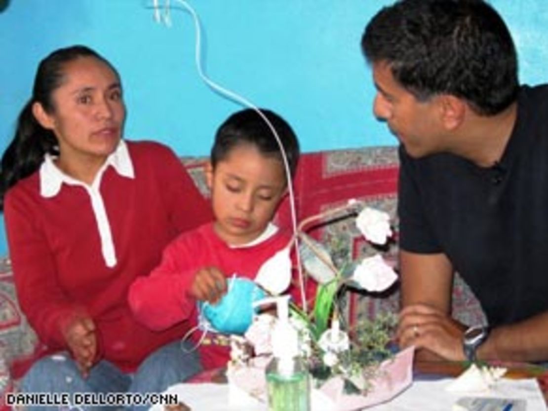 Edgar Hernández, junto a su madre, y el doctor Sanjay Gupta de CNN en una entrevista en México en 2009.