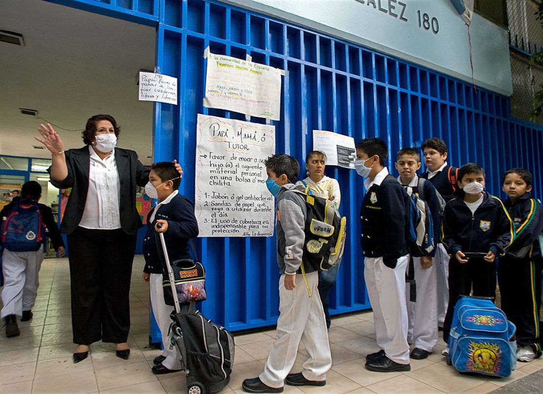 Estudiantes ingresan a un colegio de Ciudad de México en mayo de 2009, cuando se habían confirmado al menos 2.000 casos de gripe porcina.