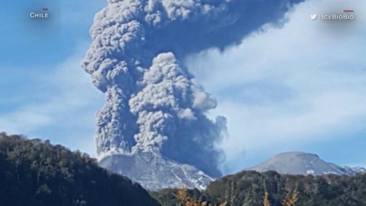 CNNE 768714 - chile en alerta por volcan en erupcion