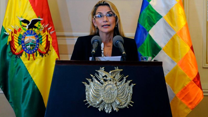 La expresidenta interina de Bolivia Jeanine Áñez anunció el 9 de julio de 2020 que tenía coronavirus. En su cuenta de Twitter publicó: "He dado positivo a covid-19, estoy bien, trabajaré desde mi aislamiento. Juntos, vamos a salir adelante".