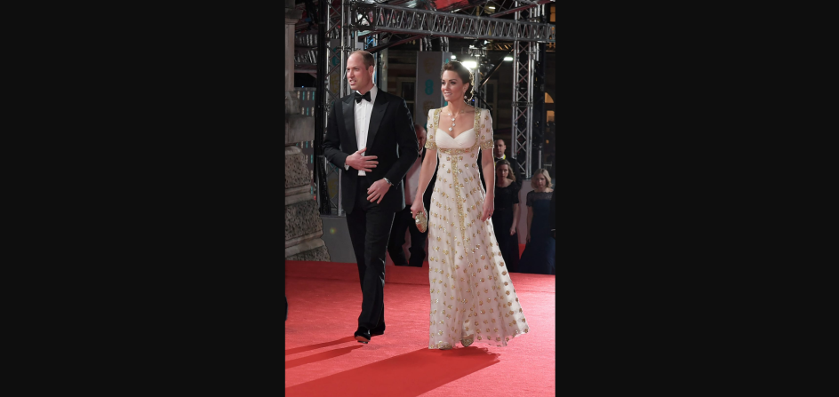 El príncipe Guillermo, duque de Cambridge y Catherine, duquesa de Cambridge, con un vestido que usó por primera vez en 2012. David M. Benett / Getty Images