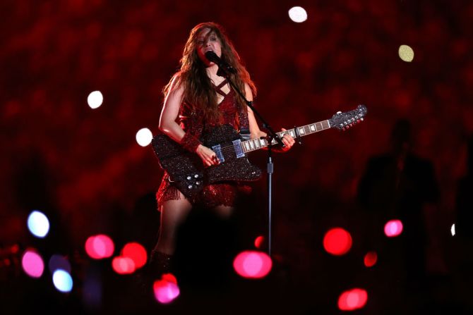 Pepsi Super Bowl LIV 2020: Vestida totalmente de rojo y tocando la guitarra eléctrica, Shakira dio paso a ritmos orientales y cantó uno de sus éxitos más populares “Suerte (Whenever, Wherever)”.