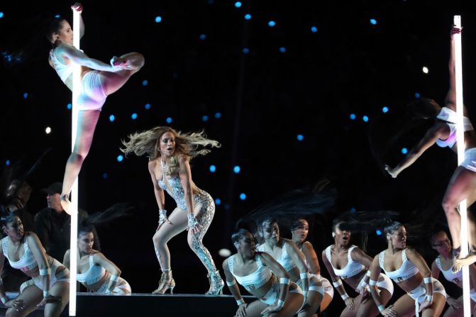 Lopez cantó sus mayores éxitos, incluyendo "Get On the Floor" y "Waiting for Tonight". Geoff Burke / USA Today Sports