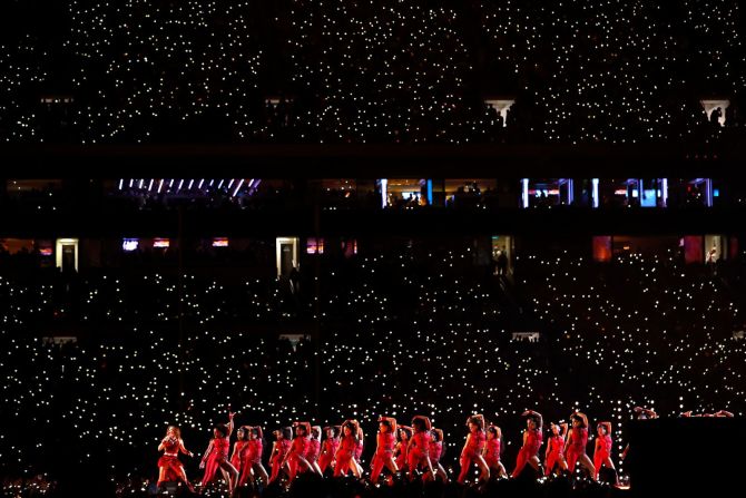 Shakira, a la izquierda, con bailarines. Kevin C. Cox / Getty Images