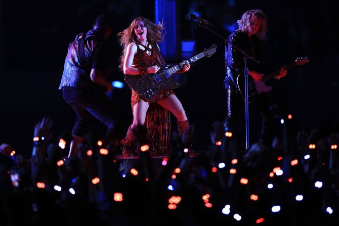 Shakira toca la guitarra. Su espectáculo incluyó las canciones "She Wolf", "Hips Don't Lie" y "Whenever, Wherever". Andy Lyons / Getty Images North