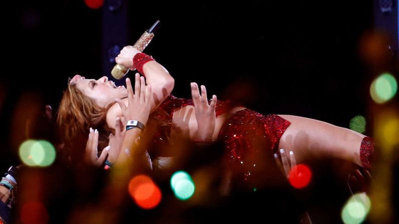 Shakira se lanzó desde el escenario durante el espectáculo. Kevin C. Cox / Getty Images