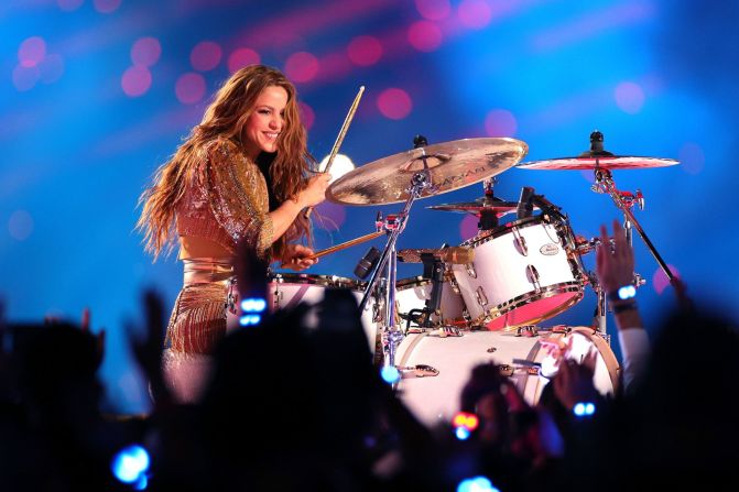 Shakira toca la batería. Maddie Meyer / Getty Images