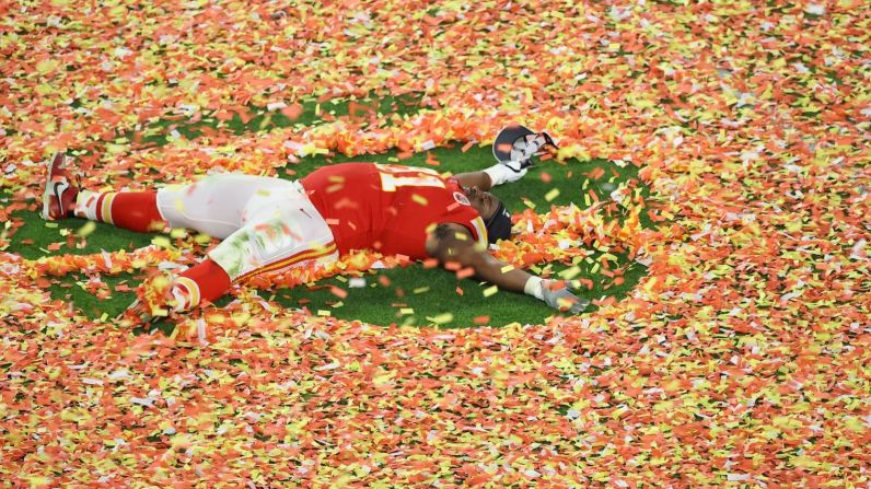 Derrick Nnadi de Kansas City hace un ángel de confeti después del partido. Elsa/Getty Images