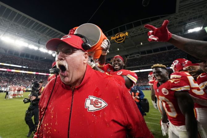 El entrenador en jefe de los Kansas City Chiefs, Andy Reid, reacciona después de ser mojado al final del juego. Este es el primer título de Super Bowl de Reid como entrenador en jefe. David J. Phillip / AP