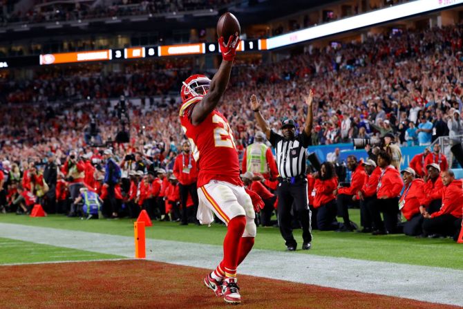 El corredor de Kansas City, Damien Williams, celebra su larga carrera de touchdown que puso el broche final a la victoria de los Chiefs. Kevin C. Cox / Getty Images