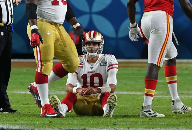 Garoppolo reacciona después de ser tacleado al final del juego. Robert Deutsch / USA Today Sports