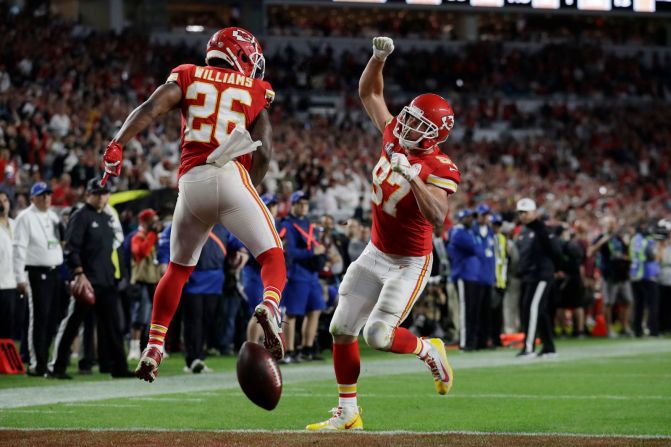 Williams celebra con el ala cerrada Travis Kelce después de que este atrapara un pase de touchdown para recortar la ventaja de San Francisco en el último cuarto. Lynne Sladky / AP