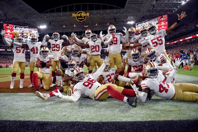 Los 49ers celebran después de que Fred Warner interceptara un pase de Mahomes en la segunda mitad. Mark J. Terrill / AP