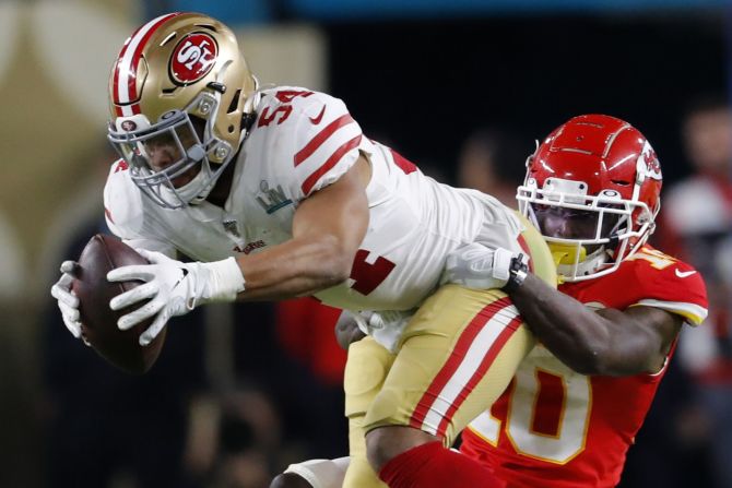 Tyreek Hill es tacleado por Warner después de su intercepción. Kevin C. Cox / Getty Images