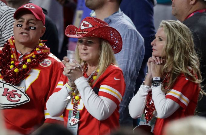 Fanáticos de Kansas City animan durante la segunda mitad. Wilfredo Lee / AP