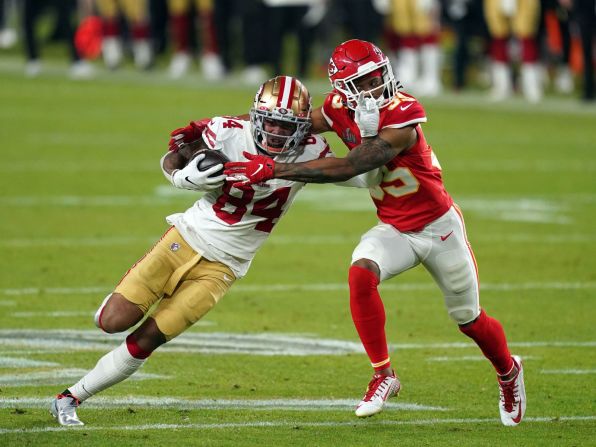 El receptor abierto de los 49ers, Kendrick Bourne, es tacleado por el esquinero de los Chiefs, Charvarius Ward, en el tercer cuarto. Kyle Terada / USA Today Sports