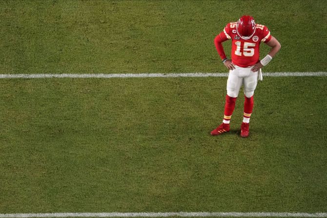 Mahomes mira hacia el suelo durante el juego. Morry Gash / AP