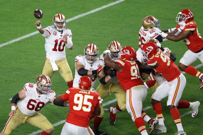 Garoppolo lanza un pase en el tercer cuarto. Elsa / Getty Images