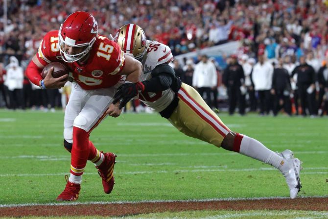 Mahomes corre para el primer touchdown del juego. Jamie Squire / Getty Images