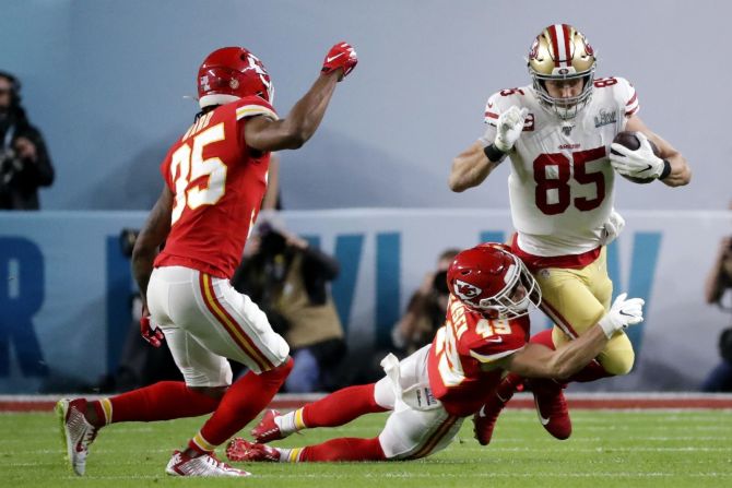 El ala cerrada de San Francisco, George Kittle, es tacleado por Daniel Sorensen en el primer cuarto. Wilfredo Lee / AP