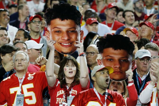 Fanáticos de los Chiefs animan a Mahomes en la primera mitad. Mark Humphrey / AP