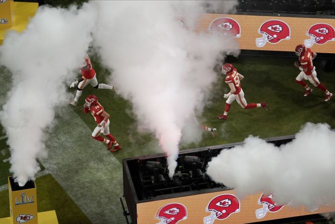 Los Chiefs saltan al campo durante las presentaciones previas al juego. Mourry Gash / AP