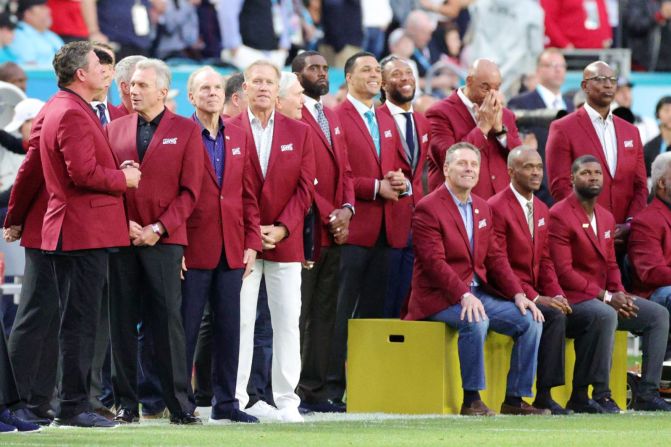 Los 100 mejores jugadores de la NFL de todos los tiempos fueron homenajeados antes del juego. Rob Carr / Getty Images