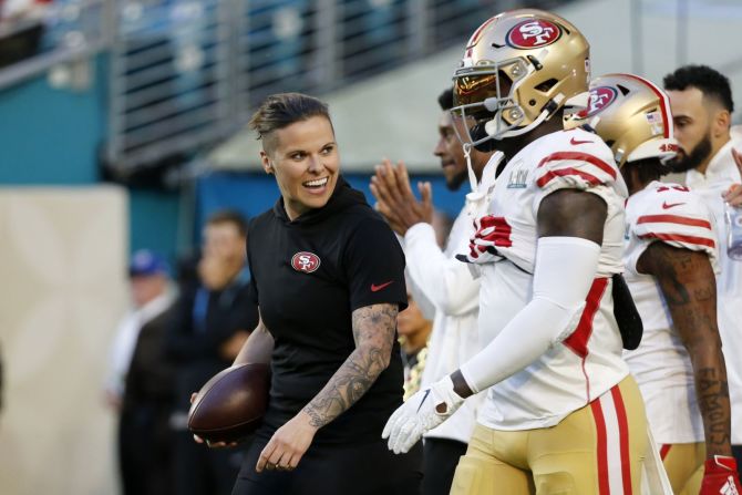 La entrenadora asistente de los San Francisco 49ers, Katie Sowers, habla con los jugadores antes del comienzo del juego. Ella es la primera mujer y persona abiertamente gay en entrenar en un Super Bowl. Mark Humphrey / AP