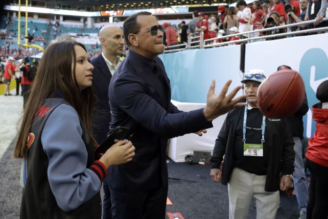 La ex estrella del béisbol Alex Rodríguez lanza una pelota de fútbol antes del partido. Su novia, Jennifer Lopez, actuó durante el espectáculo de medio tiempo. Chris O'Meara / AP