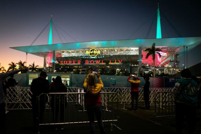 Fanáticos afuera del Hard Rock Stadium. Eva Marie Uzcategui / AFP / Getty Images