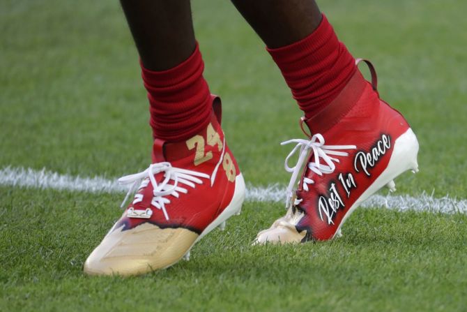 El receptor abierto de los 49ers, Emmanuel Sanders, usó unas zapatillas en homenaje a Kobe Bryant. Matt York / AP