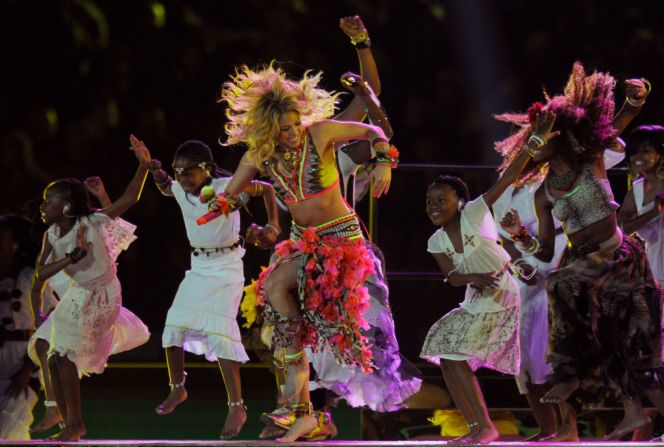 Copa del Mundo Sudáfrica 2010: Al ritmo del "Waka waka", Shakira se presenta en la ceremonia de clausura del mundial de fútbol en Soweto, Johannesburgo. AFP PHOTO / JAVIER SORIANO