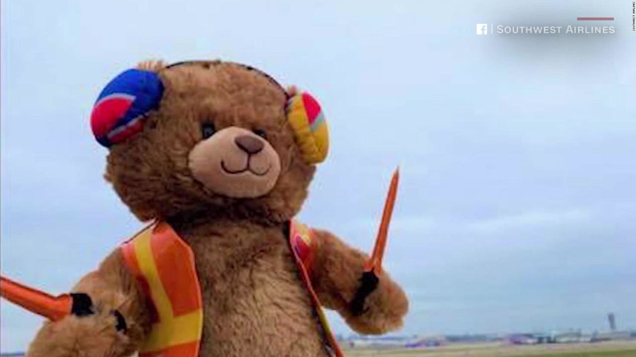 CNNE 769830 - aerolinea ayuda a un nino a recuperar su peluche