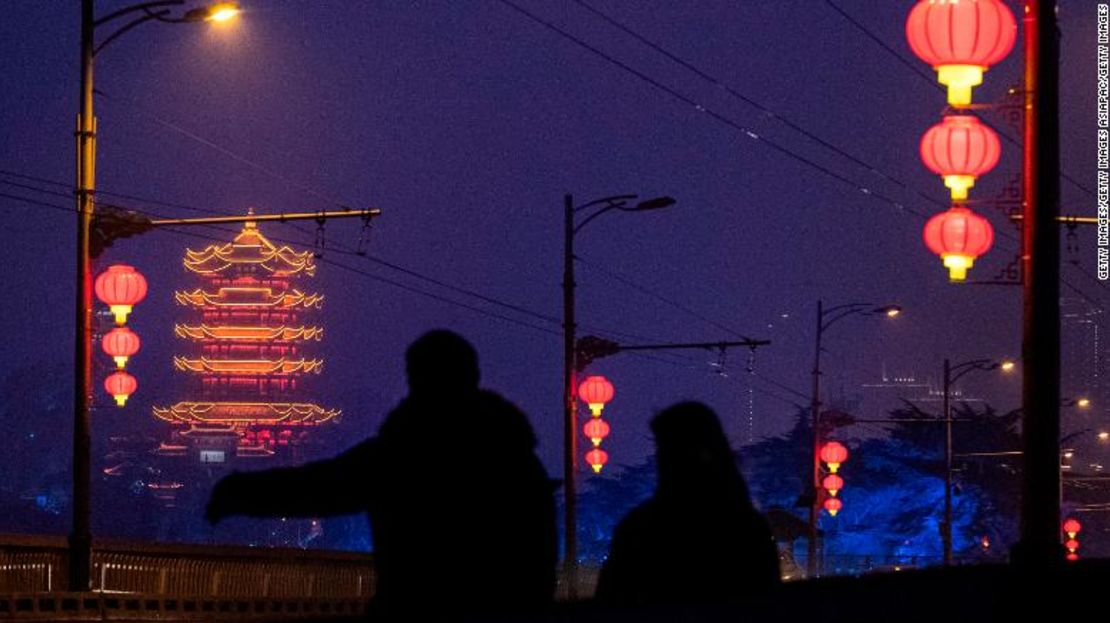 Faroles rojos para celebrar el Año Nuevo Lunar en Wuhan.