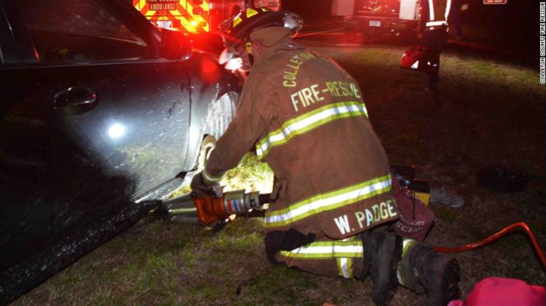 Los equipos de rescate utilizaron varias herramientas para liberar a la mujer.