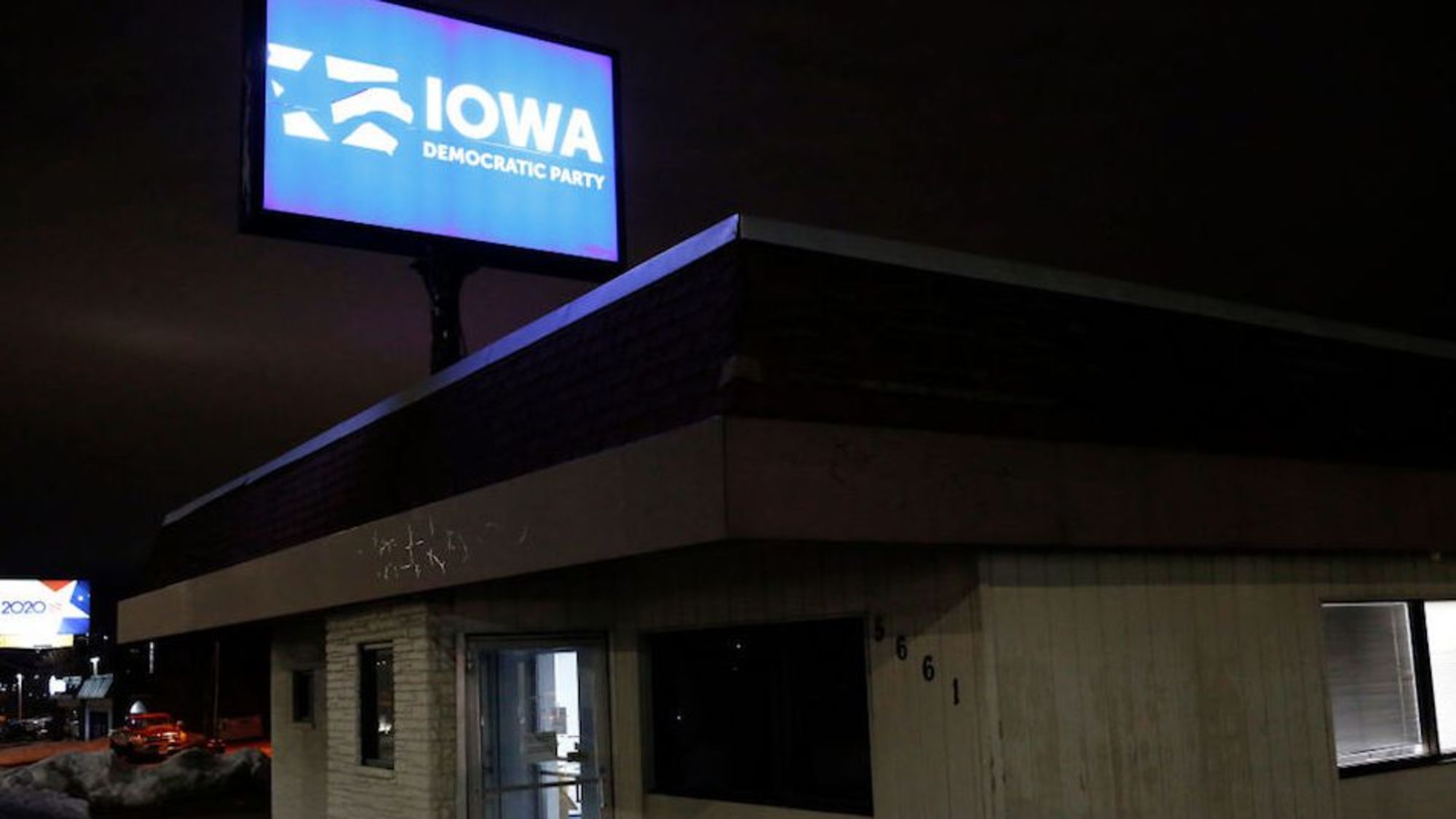 CNNE 770213 - iowa democratic party has technical difficulties in reporting caucus results