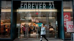 CNNE 770269 - forever 21 planea vender activos despues de su bancarrota