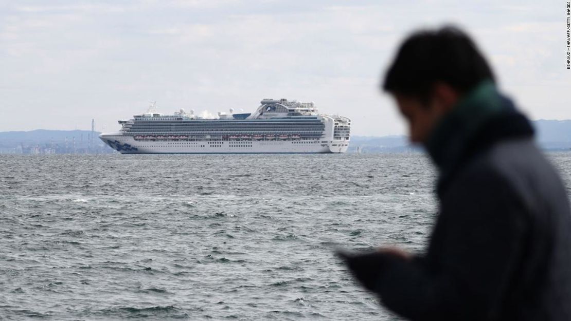 El crucero Diamond Princess con unas 3.000 personas a bordo fue puesto en cuarentena.